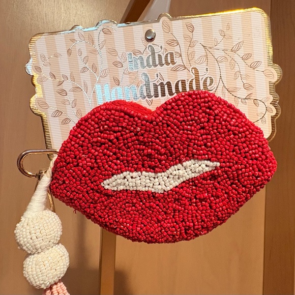 Red Beaded Lip-Shaped pouch - Picture 3 of 3